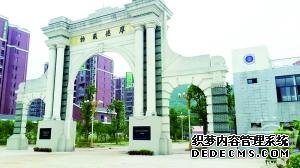 武汉高校校门“撞脸”清华 校方:没想到会一样_