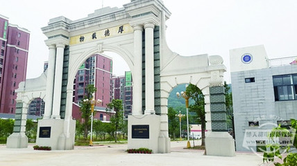 武汉一高校校门“撞脸”清华园 校方:没想到_山东频道_凤凰网